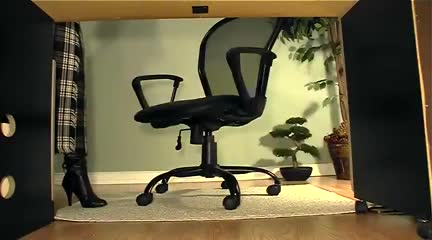 Sekretärin mit Stiefeln masturbiert sich unter dem Schreibtisch #1