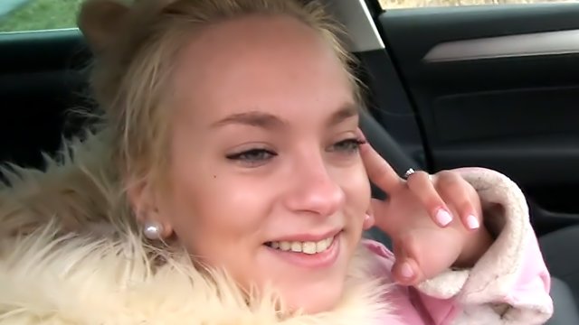 Fake Hub – Die Blondine wird in einem Auto gefickt