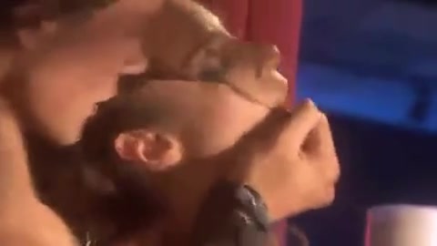 Junge, brünette Stripperin wird nach ihrer Show hart genagelt #13