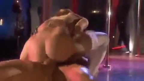 Junge, brünette Stripperin wird nach ihrer Show hart genagelt #16