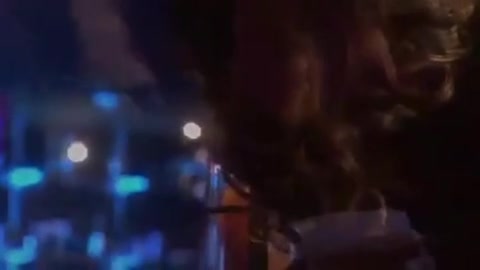 Junge, brünette Stripperin wird nach ihrer Show hart genagelt #2
