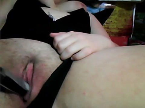 Notgeile, fette Schlampe vergnügt sich mit einem Pinsel vor der Webcam #15