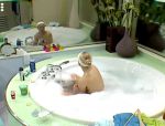 Big Brother, heißes blondes Teeny-Girl rasiert sich in der Wanne und duscht nackt #21