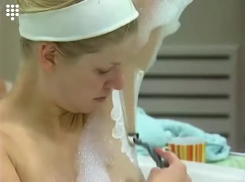 Big Brother, heißes blondes Teeny-Girl rasiert sich in der Wanne und duscht nackt #4