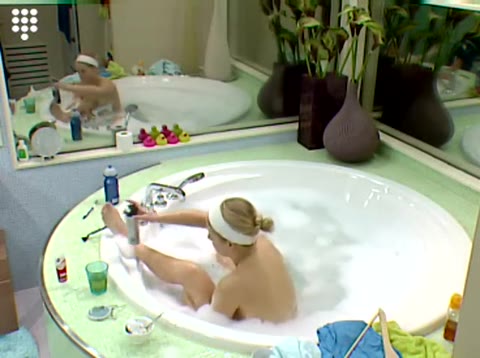 Big Brother, heißes blondes Teeny-Girl rasiert sich in der Wanne und duscht nackt #8