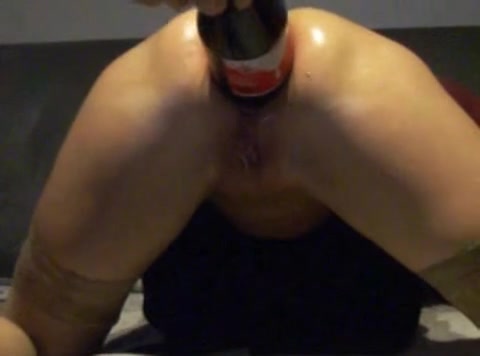 Diese große Schlampe öffnet ihre Muschi und steckt eine Flasche Cola in den Arsch #4