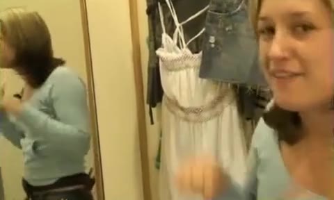 Eine Blondine mit lila Unterwäsche masturbiert sich in der Umkleidekabine #4