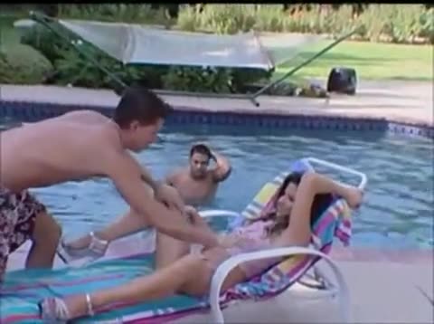 Kelli Tyler wird im Feien, neben dem Swimmingpool von 2 Typen gefickt #2