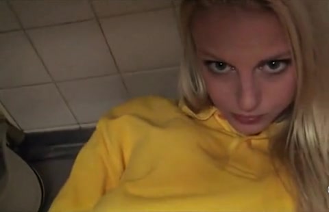 Junge schöne sexy Blondine in einem Café gefickt hat großen Spaß #18