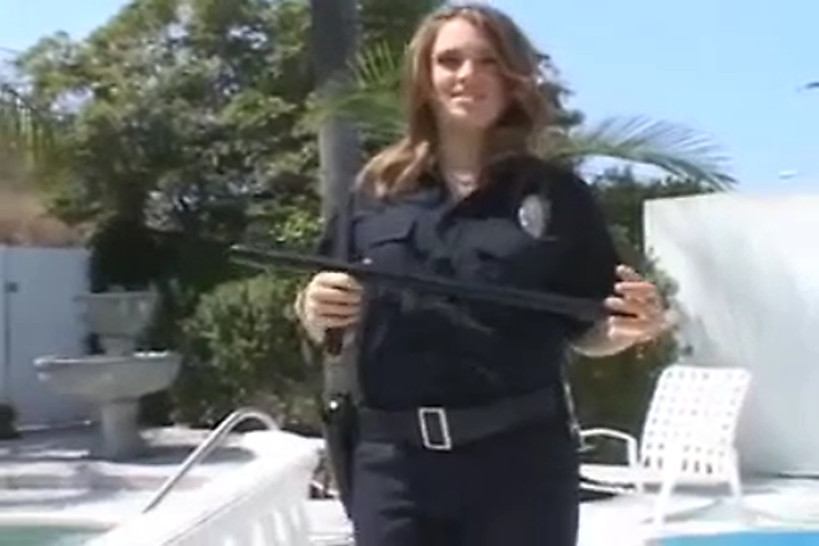Weibliche Polizistin wird ins Gesicht gefickt und sie liebt es