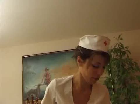 Dany schönee Französische Krankenschwester überprüft ihren Patienten und wird gefickt  #1