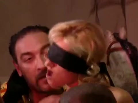 Junges, sexy Luder mit verbundenen Augen bekommt es von zwei Zauberern besorgt #4