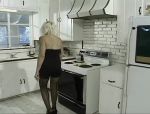 Versaute, alte Schlampe bekommt ihre Möse in der Küche geleckt