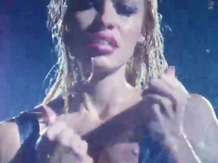 Pamela Andersons extrem heiße Duschszene im Kultfilm Barb Wire #9