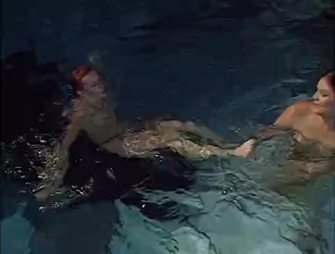 Lesbische Cheerleaderinnen befummeln ihre Muschis neben dem Pool #11