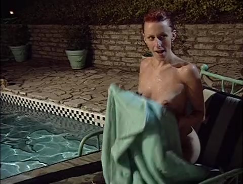 Lesbische Cheerleaderinnen befummeln ihre Muschis neben dem Pool #12