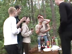 5 Jungen und zwei Teenager Mädchen im Wald
