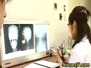 Asiatische japanische Krankenschwester gibt Hand- und Rimjob #1