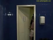 Paar beim heißen Sex im engen feuchten Badezimmer #1