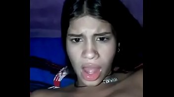 20-jährige Latina zeigt ihre Titten und ihre Möse #3