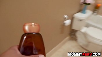 Stiefsohn hilft seiner Mutter unter der Dusche #1