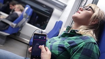 Im Zug mit ferngesteuertem Sextoy zum Orgasmus #4