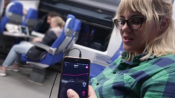 Im Zug mit ferngesteuertem Sextoy zum Orgasmus #2