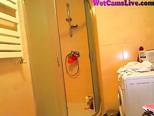 Teenager Orgasmen mit der Dusche vor der Webcam #2