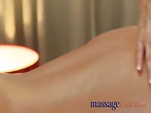 Massage Salon Girls mit perfekten Füßen und Beinen fickt harte Schwänze #6