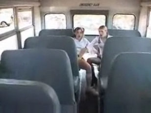 Schulbus Fahrer verführt die Schulmädchen #1