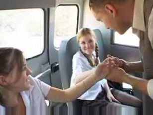 Schulbus Fahrer verführt die Schulmädchen #3