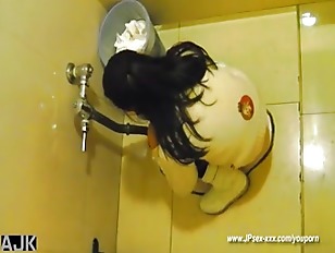 Chinesische Girls werden auf der Toilette beobachtet