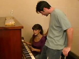 Argentinierin spielt Klavier für einen Schwanz #1